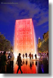 images/UnitedStates/Illinois/Chicago/MilleniumPark/CrownFountains/ppl-n-red-water-tower.jpg