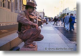 images/UnitedStates/NewYork/Streets/violinist-statue.jpg