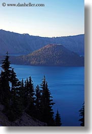 images/UnitedStates/Oregon/CraterLake/Geology/WizardIsland/wizard-island-n-trees-2.jpg