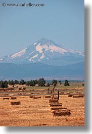 images/UnitedStates/Oregon/Scenics/MtJefferson/mt_jefferson-n-hay-bales-1.jpg