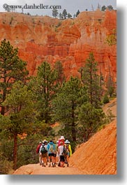 images/UnitedStates/Utah/BryceCanyon/People/crowd-hiking-in-canyon.jpg