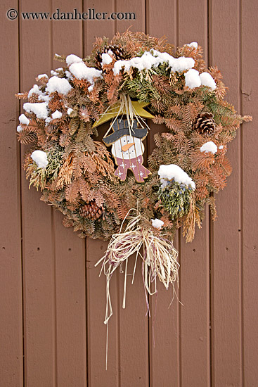 snowy-wreath.jpg