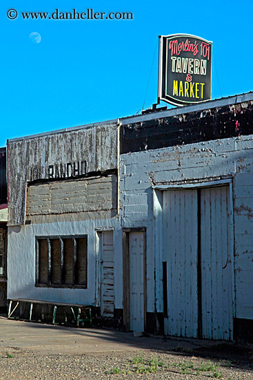 moon-n-old-bldg.jpg