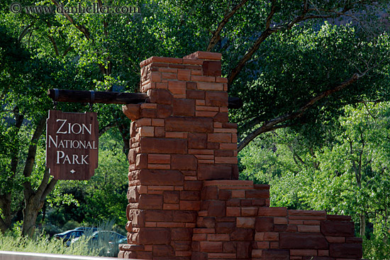 zion-entrance-sign-02.jpg