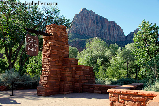 zion-entrance-sign-03.jpg