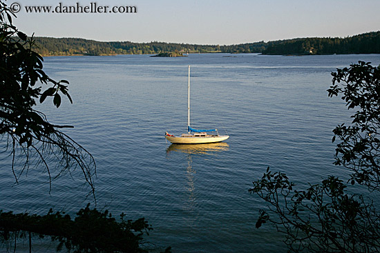 boat-in-ocean-02.jpg