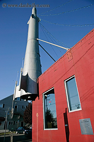 rocket-n-red-bldg-1.jpg