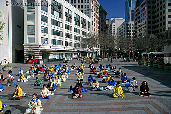 falun-day-crowd-sitting-cityscape-1.jpg