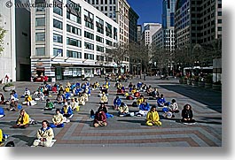images/UnitedStates/Washington/Seattle/People/falun-day-crowd-sitting-cityscape-1.jpg