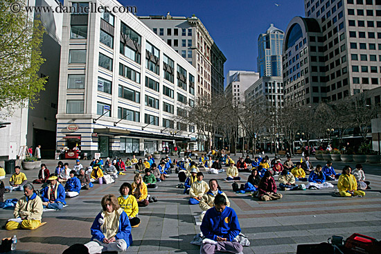 falun-day-crowd-sitting-cityscape-2.jpg