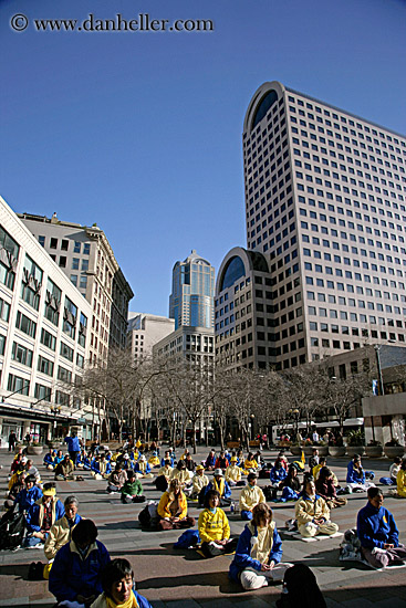 falun-day-crowd-sitting-cityscape-3.jpg