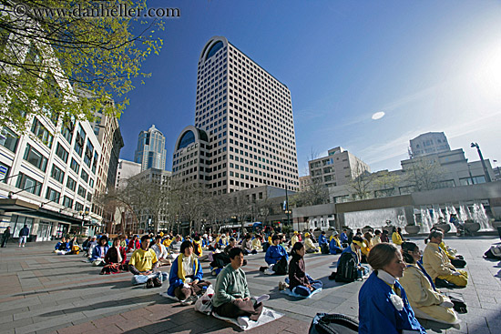 falun-day-crowd-sitting-cityscape-5.jpg