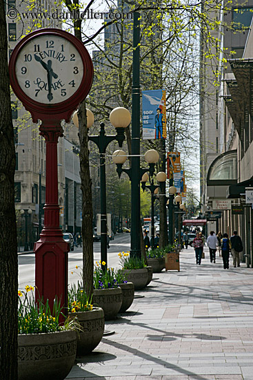 red-century-square-clock-02.jpg