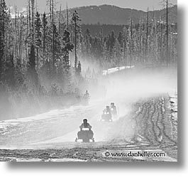 images/UnitedStates/Wyoming/Yellowstone/People/snow-mobile-03.jpg